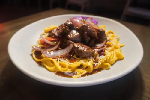 Fettuccine a la Huancaína con Lomo Saltado
