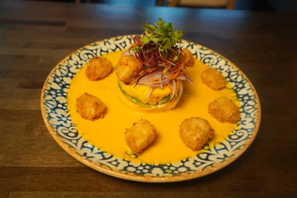 Causa con Cebiche Frito